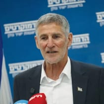 Yair Golan ha declarado que no descarta formar una coalición con los partidos haredíes, siempre y cuando no participen el Partido Sionista Religioso, Otzma Yehudit y el Likud, una postura que ha sorprendido a muchos. En la imagen, el líder del partido preside una reunión de su grupo parlamentario
