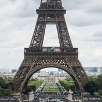 El grupo activista Extinction Rebellion París (XR) organizó una protesta para conmemorar el aniversario de la Nakba desplegando una gran bandera palestina en la Torre Eiffel de París, Francia, el 15 de mayo de 2026. 