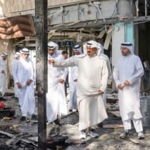 Funcionarios kuwaitíes inspeccionan los daños en el interior de una terminal del Aeropuerto Internacional de Kuwait tras un ataque con drones y misiles, en la ciudad de Kuwait, Kuwait, el 3 de junio de 2026.