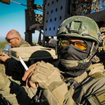 Un soldado israelí fuma un cigarrillo cerca de la frontera israelí con el Líbano, en el norte de Israel, el 1 de mayo de 2026.