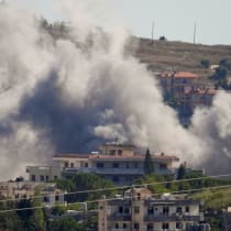 El humo se eleva desde el sur del Líbano tras un ataque israelí, visto desde Nabatieh, en el sur del Líbano, el 19 de junio de 2026. 