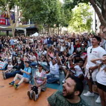 Los aficionados al fútbol se reúnen para ver el partido entre Estados Unidos y Paraguay en San Pedro Square, en una fiesta para ver el Mundial de la FIFA, el 12 de junio de 2026 en San José, California.