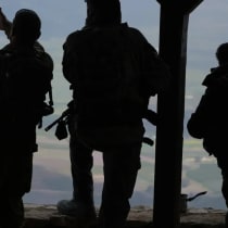 Soldados israelíes operan cerca de la frontera entre Israel y el Líbano durante la Operación «El rugido del león», el 16 de marzo de 2026. 