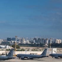 Varios aviones de reabastecimiento en vuelo Boeing KC-135 Stratotanker de la Fuerza Aérea de EE. UU. están estacionados en el Aeropuerto Internacional Ben Gurión, cerca de Tel Aviv, el 25 de febrero de 2026.
