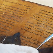 Fragmento de un rollo de los Salmos de 2.000 años de antigüedad, perteneciente a la colección de los Rollos del Mar Muerto; a título ilustrativo. 