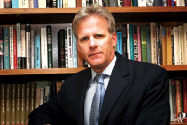 Michael Oren pose 311 (photo credit: Ariel Jerozolimski)