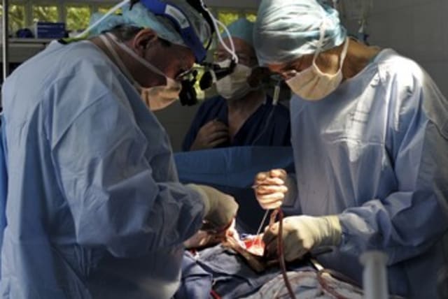 Doctors perform surgery (generic) R 370 (photo credit: REUTERS/Swoan Parker)