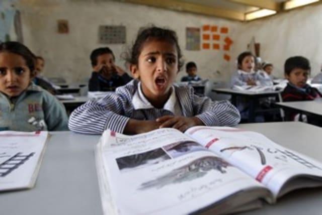 Palestinian schoolchildren (R370) (photo credit: REUTERS/Mohamad Torokman)