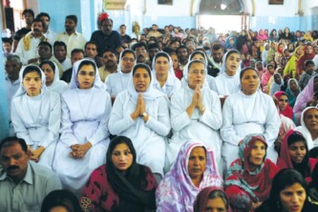 PAKISTANI CHRISTIANS pray at a church in Lahore 370 (photo credit: REUTERS)
