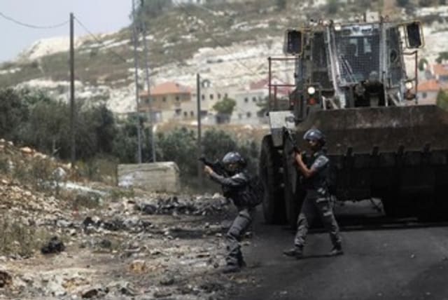 IDF bulldozer 370 (photo credit: REUTERS)