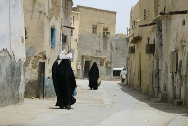 Veiled women in Riyadh, Saudi Arabia  521
