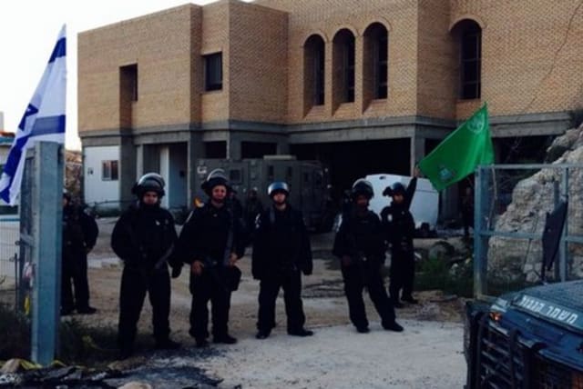 Border Police at Yitzhar, April 11, 2014. (photo credit: IDF SPOKESMAN'S OFFICE)
