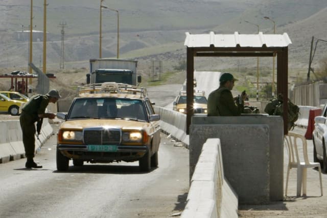 Israeli soldiers check cars at a checkpoint near the West Bank City of Jericho (photo credit: REUTERS)