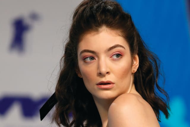 SINGER LORDE attends the 2017 MTV Video Music Awards in Inglewood, California, August 2017 (photo credit: DANNY MOLOSHOK/REUTERS)