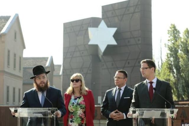 Rabbi Slomó Köves, Mária Schmidt, and Gergely Gulyás at yesterday’s press conference in front of the House of Fates (photo credit: HUNGARIAN SPECTRUM)