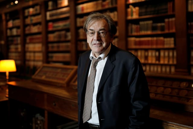 Alain Finkielkraut in the Institut de France library, Paris, France, December 1, 2016. (photo credit: REUTERS/BENOIT TESSIER)