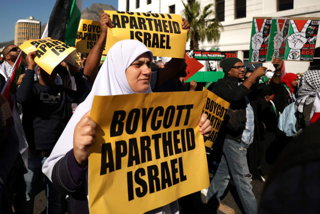 Protestors call for the severing of diplomatic ties with Israel during a march in Cape Town, South Africa, May 15, 2018 (photo credit: REUTERS/MIKE HUTCHINGS)