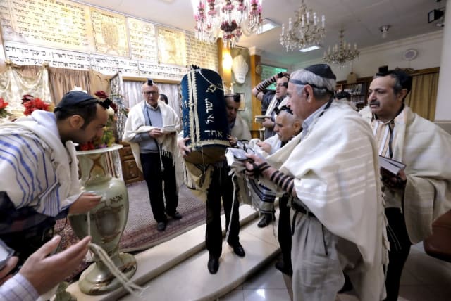 Iranian Jews pray at the Abrishami synagogue at Palestine street in Tehran December 24, 2015.. (photo credit: RAHEB HOMAVANDI/REUTERS)