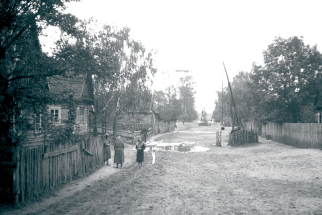 A Jewish shtetl in eastern Europe in 1936 (photo credit: HENRIK MONTGOMERY / TT NEWS AGENCY VIA REUTERS)