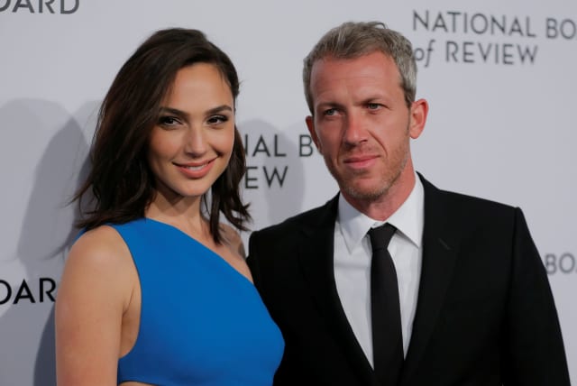 Gadot sparkles in clunky 'Red Notice' - film review - Israel Culture - The  Jerusalem Post