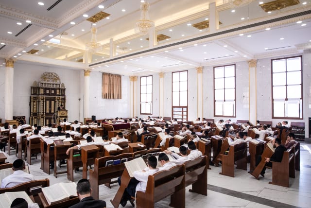 Rabbi Baruch Mordechai Ezrachi delivers a torah lesson at Ateret Yisrael Yeshiva in Jerusalem, November 19, 2019. (photo credit: AHARON KROHN/FLASH90)