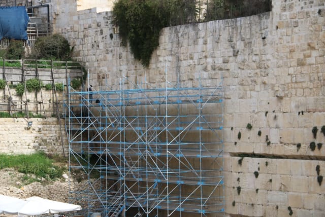 Repair work to Western Wall stones  (photo credit: WESTERN WALL HERITAGE FOUNDATION)