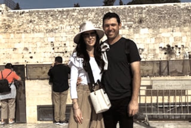BASEBALL STAR poses with wife Tess in front of the Kotel after making aliyah earlier this month (photo credit: DANNY GROSSMAN)