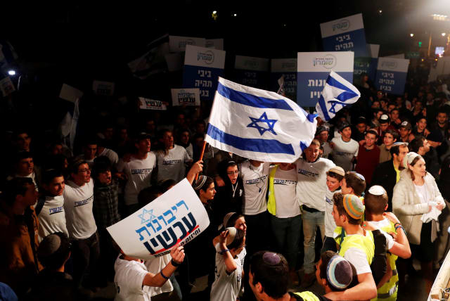 Israeli youth demonstrate as they call on Israeli Prime Minister Benjamin Netanyahu to declare sovereignty over Israel's settlements in the West Bank, in Jerusalem February 13, 2020 (photo credit: RONEN ZVULUN/REUTERS)