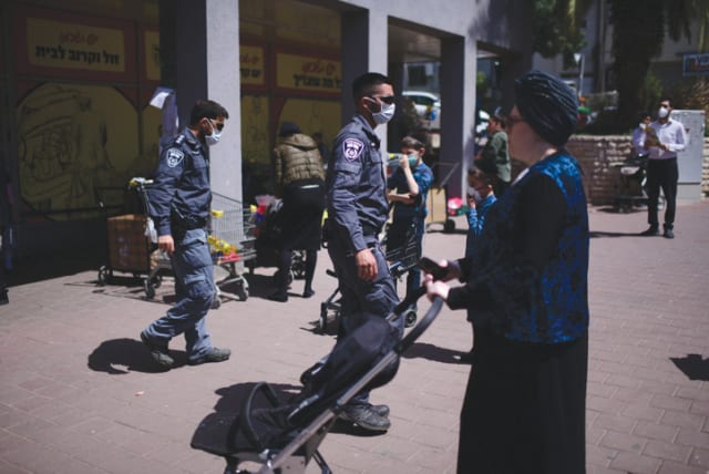 Bnei Brak street scene, April 3 (photo credit: TOMER NEUBERG/FLASH90)
