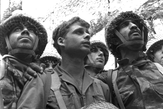 DAVID RUBINGER’S iconic photo of the IDF paratroopers at the Kotel during the Six Day War in 1967. (photo credit: DAVID RUBINGER/GPO)