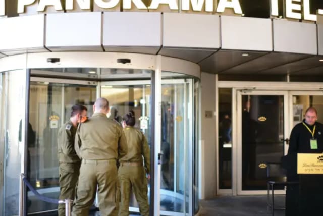 IDF soldiers at the entrance of a coronavirus hotel (photo credit: TOMER NEUBERG/FLASH90)