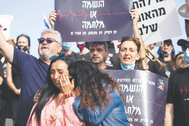 Workers protest outside the Finance Ministry in Jerusalem, June 2020 (photo credit: YONATAN SINDEL/FLASH90)