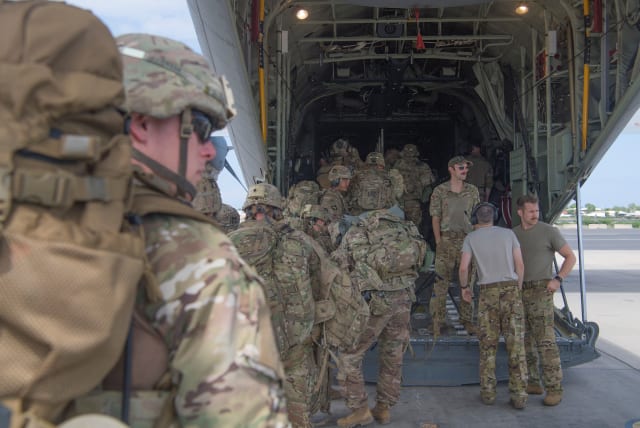 US Army soldiers, assigned to the East Africa Response Force (EARF), 101st Airborne Division on a mission to bolster the security of Manda Bay Airfield, Kenya after an attack by Somalia's al Shabaab militants that killed three Americans, board a transport plane in Camp Lemonnier, Djibouti January 5, (photo credit: REUTERS)