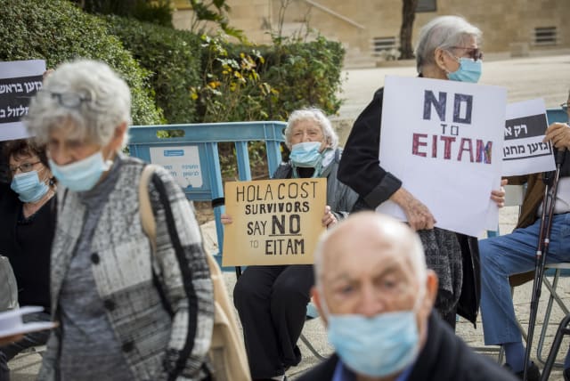 Holocaust survivors are seen in Jerusalem protesting the potential appointing of Effi Eitam as Yad Vashem chairman. (photo credit: MARC ISRAEL SELLEM/THE JERUSALEM POST)