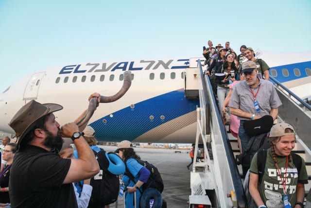 NEW IMMIGRANTS from North America disembark at Ben-Gurion Airport after a flight arranged by Nefesh B’Nefesh. (photo credit: FLASH90)