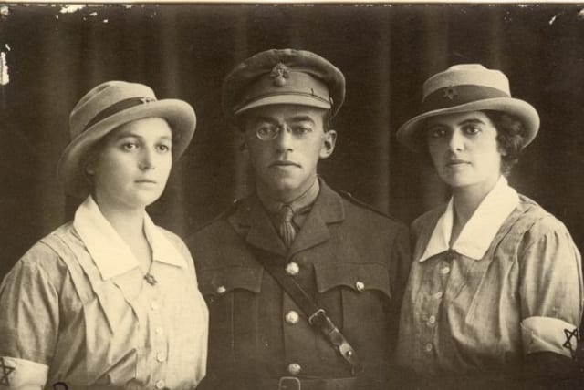  ZE’EV  JABOTINSKY wearing  the uniform of the  Jewish Legion of the  British army, with  sisters Bela and Nina. (photo credit: Wikimedia Commons)