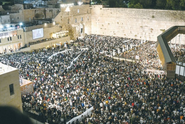 MASSES GATHER at the Western Wall on the night before Yom Kippur. (photo credit: ARIE LEIB ABRAMS/FLASH 90)