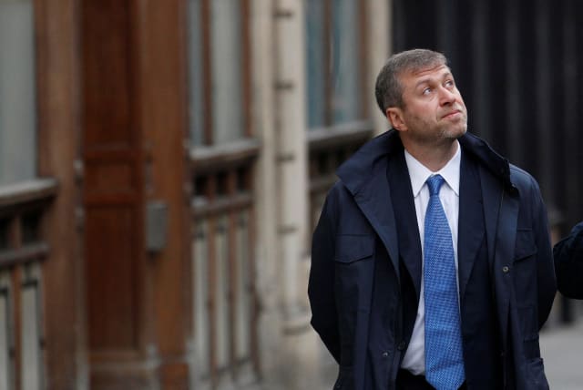  Chelsea Football Club owner Roman Abramovich walks past the High Court in London on November 16, 2011.  (photo credit: REUTERS/SUZANNE PLUNKETT)