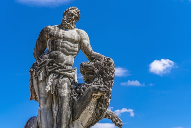  A statue of Hercules and a lion (photo credit: FELIX MITTERMEIER/PIXABAY)