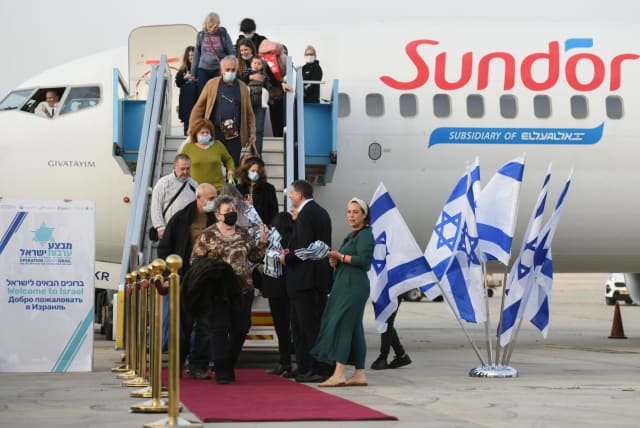  Ukrainian refugees are seen arriving in Israel as part of Operation Israeli Guarantee, on March 6, 2022. (photo credit: Sraya Diamant/GPO)