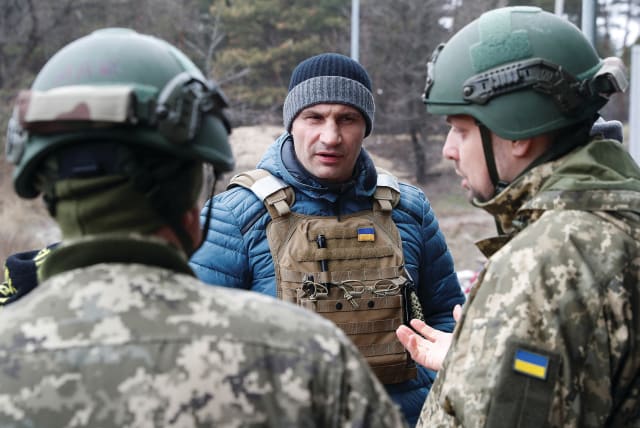  KYIV MAYOR Vitali Klitschko visits a checkpoint of the Ukrainian Territorial Defense Forces in Kyiv earlier this week as Russia’s invasion of Ukraine continues.  (photo credit: VALENTYN OGIRENKO/REUTERS)