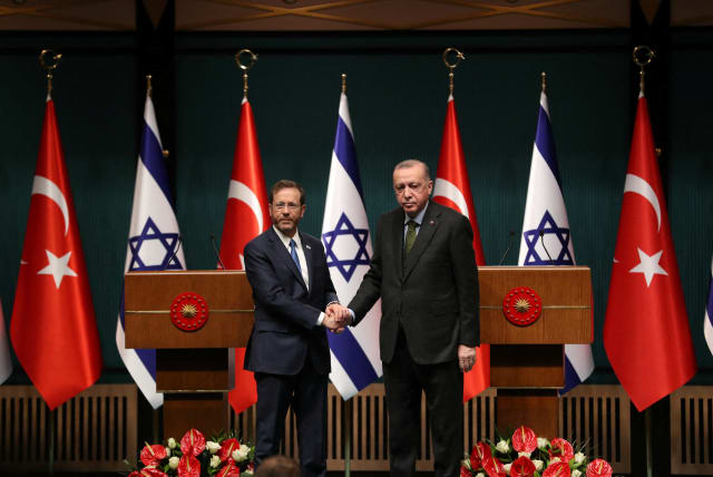 Turkish President Tayyip Erdogan and his Israeli counterpart Isaac Herzog shake hands during a joint news conference in Ankara, Turkey March 9, 2022. (photo credit: REUTERS/STRINGER)