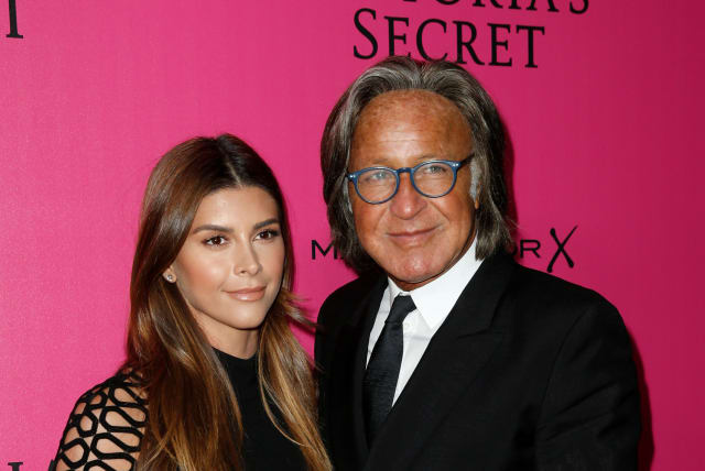 Mohamed Hadid (R) y Shiva Safai posan durante un photocall antes del Victoria's Secret Fashion Show 2016 en el Grand Palais de París, Francia, el 30 de noviembre de 2016 (crédito de la foto: REUTERS/BENOIT TESSIER)