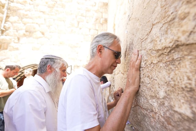  Bocelli visits the Western Wall on Thursday (photo credit: Shimmy Socol)