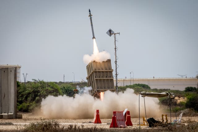  Iron dome anti-missile system fires interception missiles as rockets fired from the Gaza Strip to Israel, in Ashkelon on August 7, 2022.  (photo credit: YONATHAN SINDEL/FLASH90)