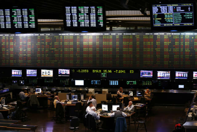 Traders work on the floor of the Buenos Aires Stock Exchange, October 2, 2014. (photo credit: REUTERS/MARCOS BRINDICCI)