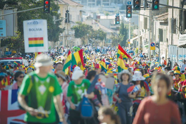  THOUSANDS OF Christian pilgrims march in the center of Jerusalem in celebration of Sukkot 2018 (photo credit: NOAM REVKIN FENTON/FLASH90)
