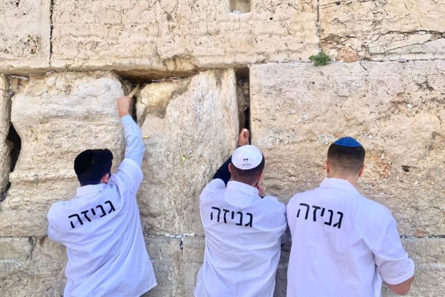  Note clearance at the Western wall  (photo credit: WESTERN WALL HERITAGE FOUNDATION)