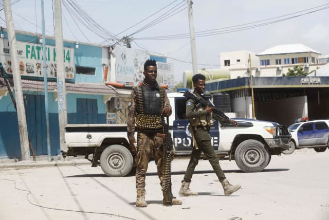  PREVIEW Police officers stand guard near Hayat Hotel, the scene of an al Qaeda-linked al Shabaab group militant attack, in Mogadishu, Somalia August 21, 2022 (photo credit: REUTERS/FEISAL OMAR)