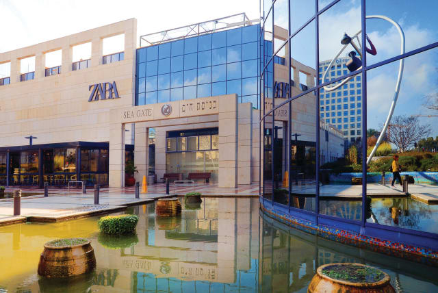 THE CURRENT Zara store, as seen in the Ramat Aviv Mall.  (photo credit: EYAL KEREN)
